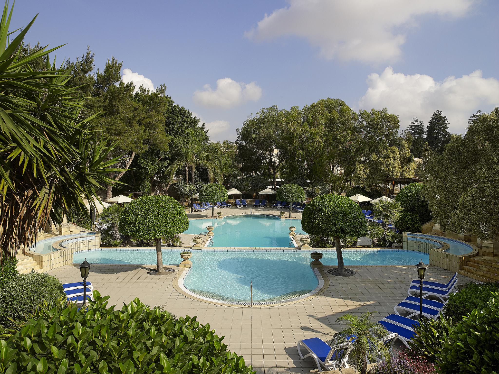 Corinthia Palace Malta Attard Exterior foto The swimming pool at the hotel