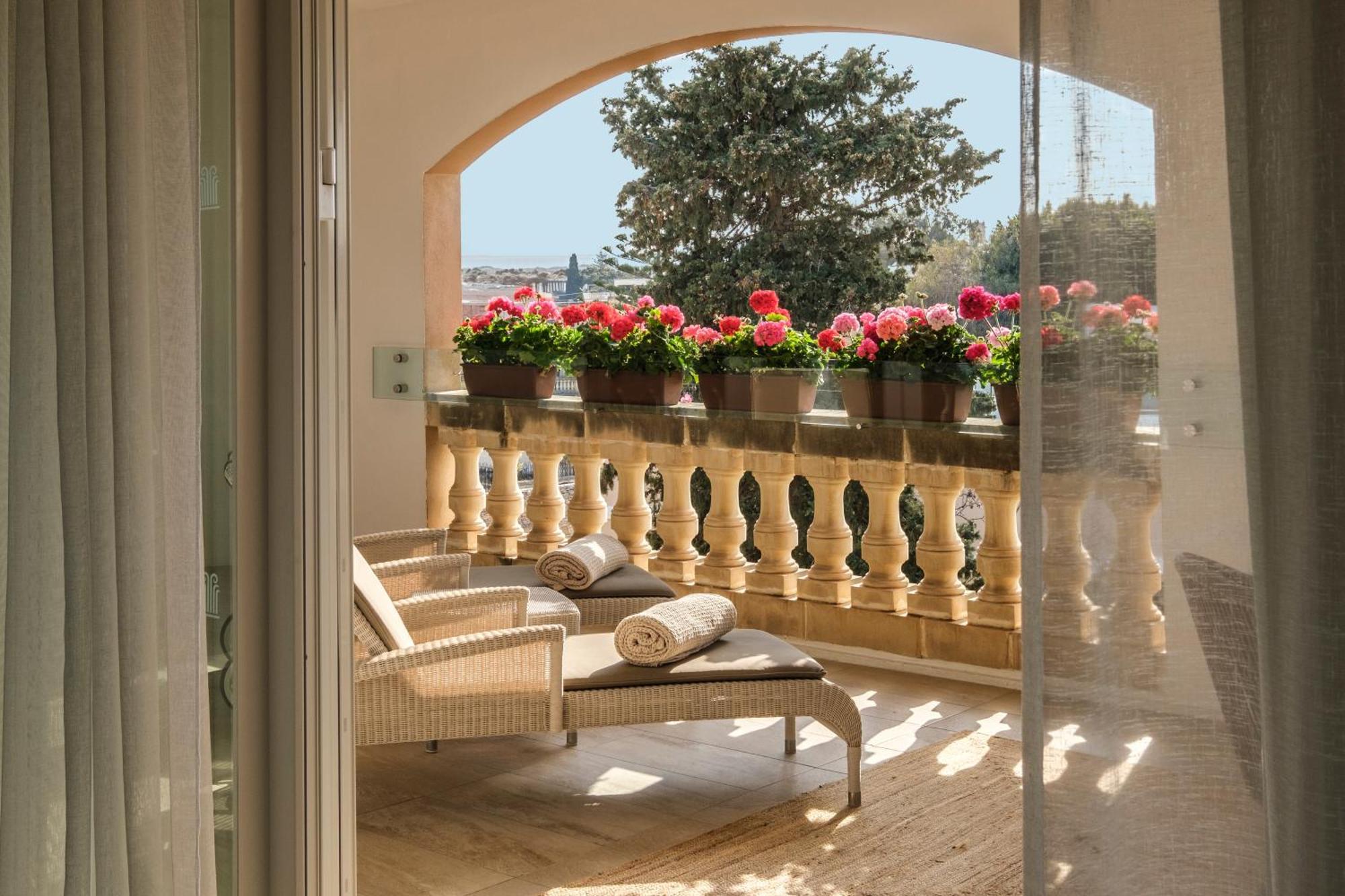 Corinthia Palace Malta Attard Exterior foto A balcony at the Four Seasons Hotel, Rome