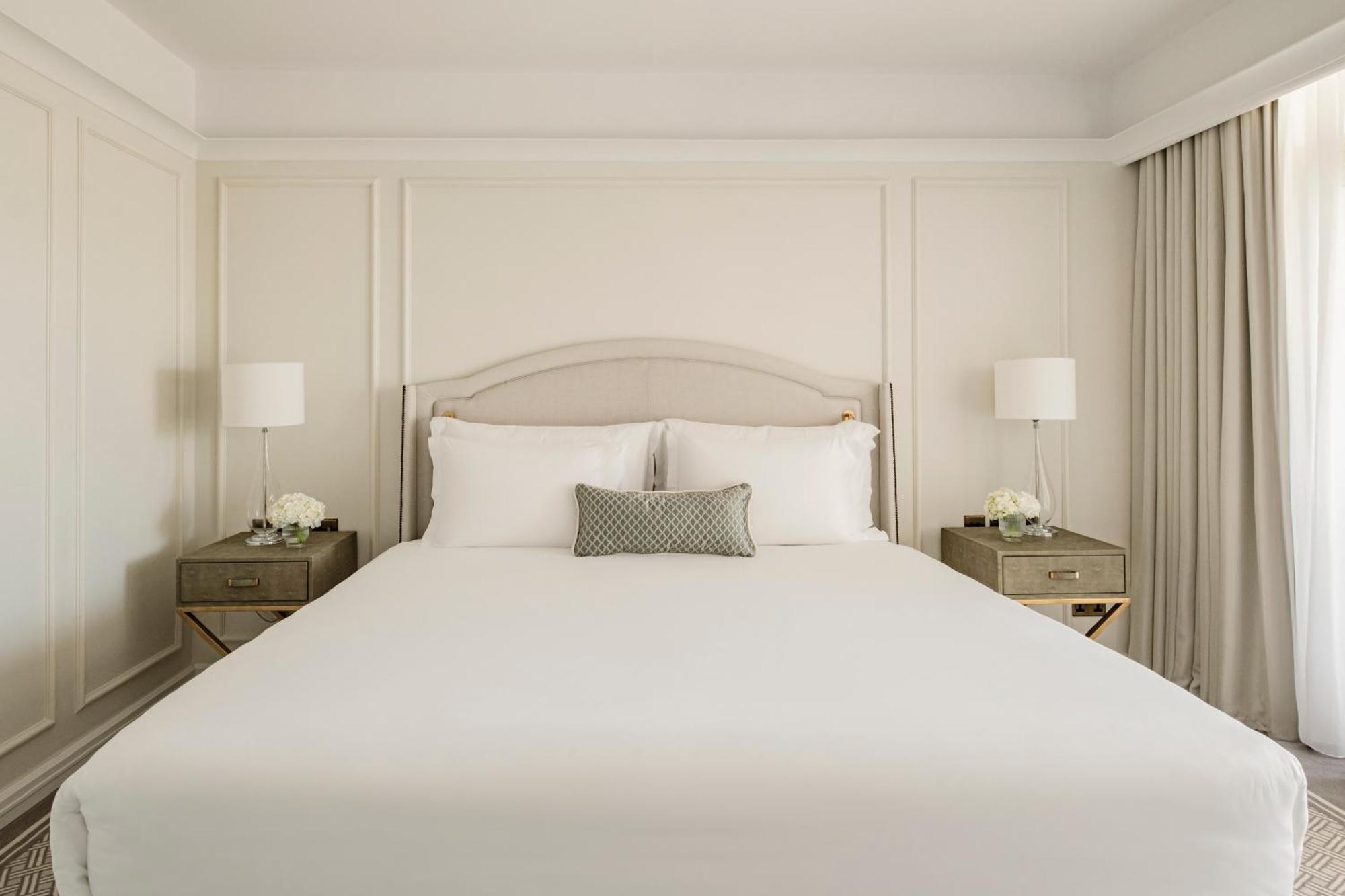 Corinthia Palace Malta Attard Exterior foto A bedroom at The Carlyle